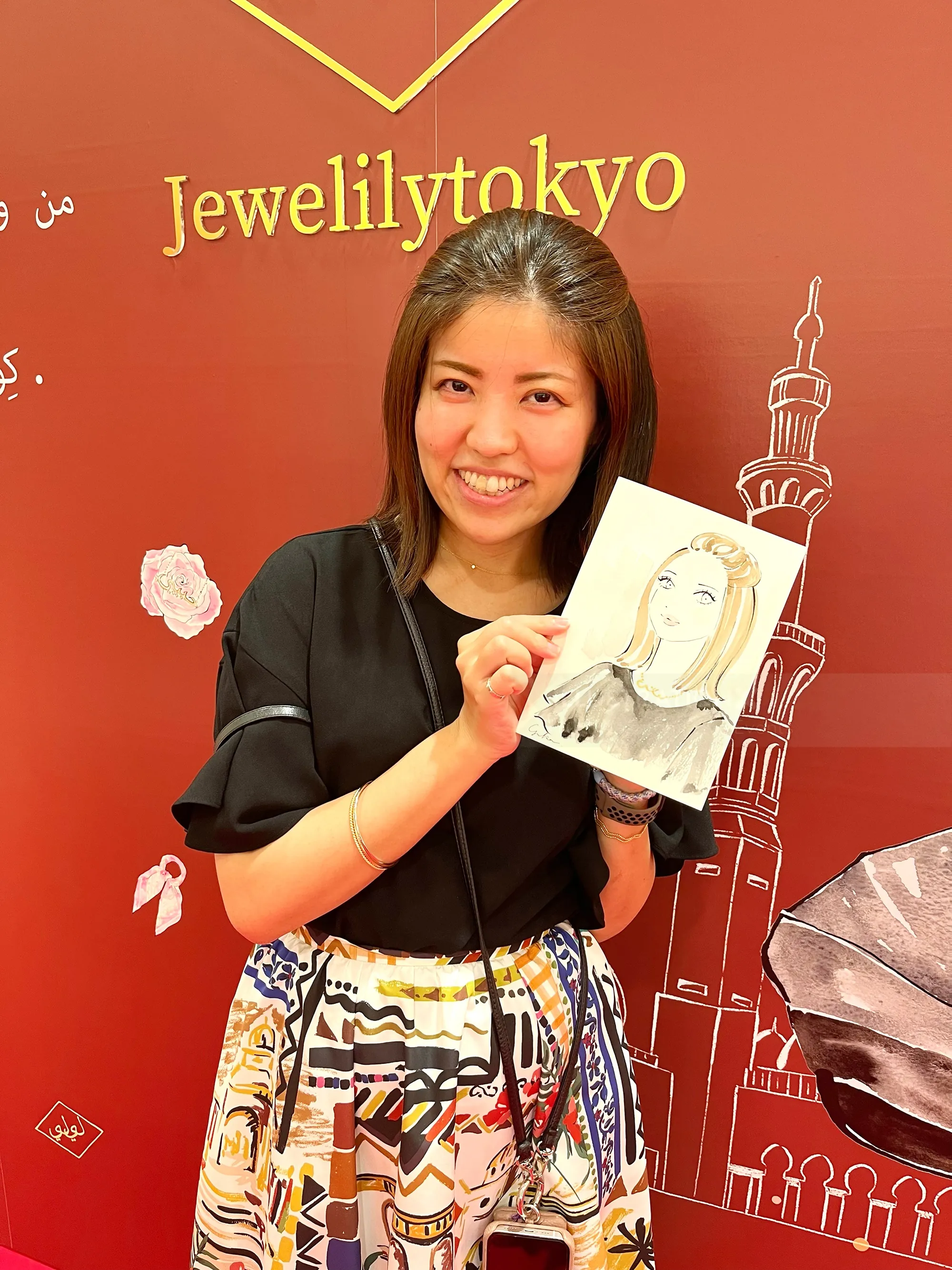 Woman holding a portrait sketch at Jewelilytokyo live event
