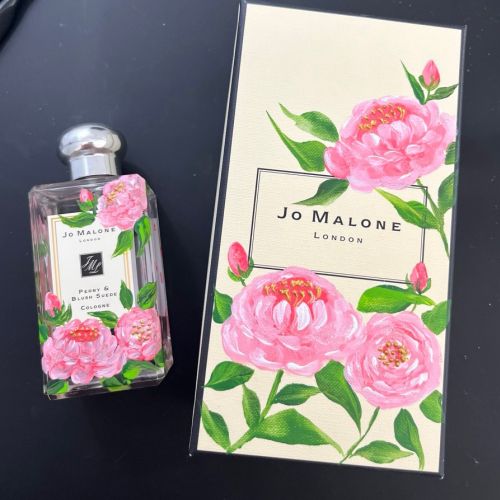 Frasco e caixa de perfume Jo Malone com design floral rosa