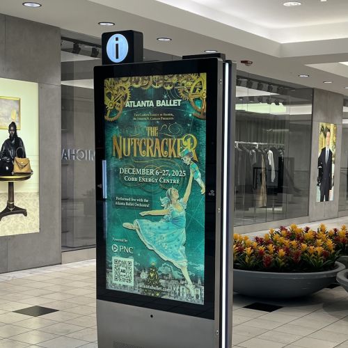 Digitale Werbung für den Nussknacker des Atlanta Ballet in einem Einkaufszentrum von John Holder