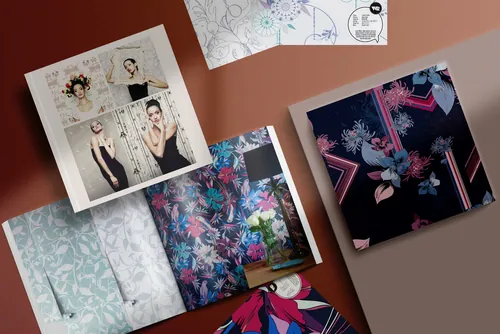 Nadia Flower 花柄のファッションプリント、スケッチ、生地サンプルを平置きに並べたもの
