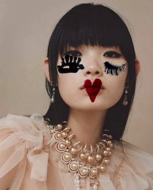 Nadia Flower ハートのフェイスペイントとパールジュエリーを身に着けた女性の肖像画