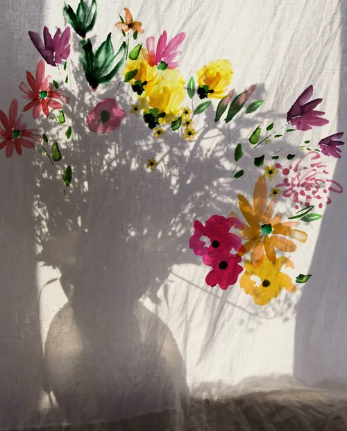 Nadia Flower 色とりどりの花と影を落とす花瓶のアート作品