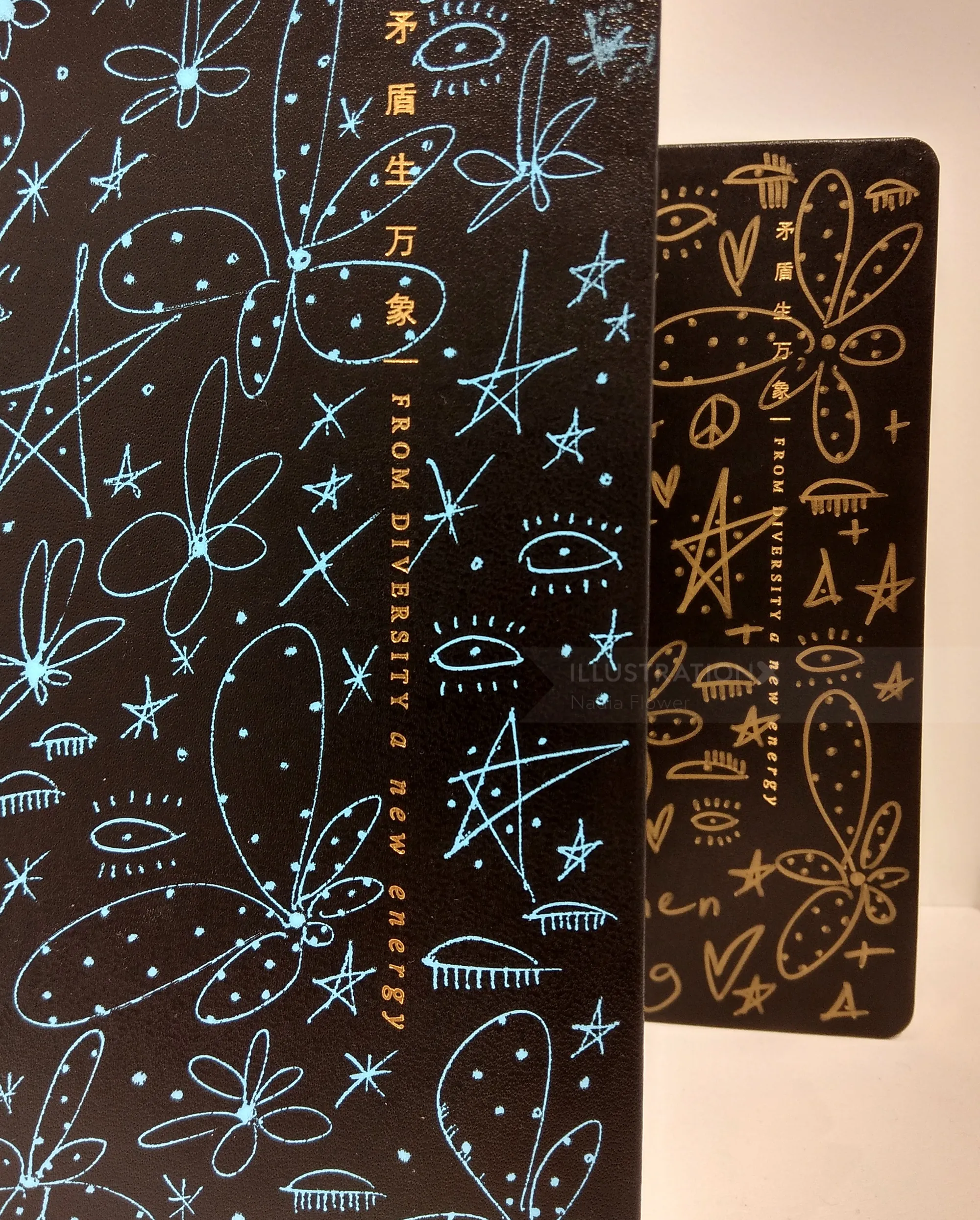 Nadia Flowerによる、天体と花柄の黒いノート