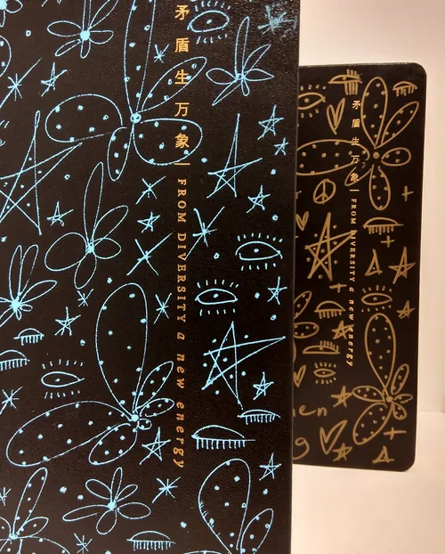 Nadia Flowerによる、天体と花柄の黒いノート