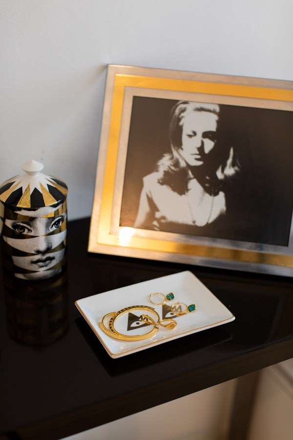 Jewellery in illustrated tray