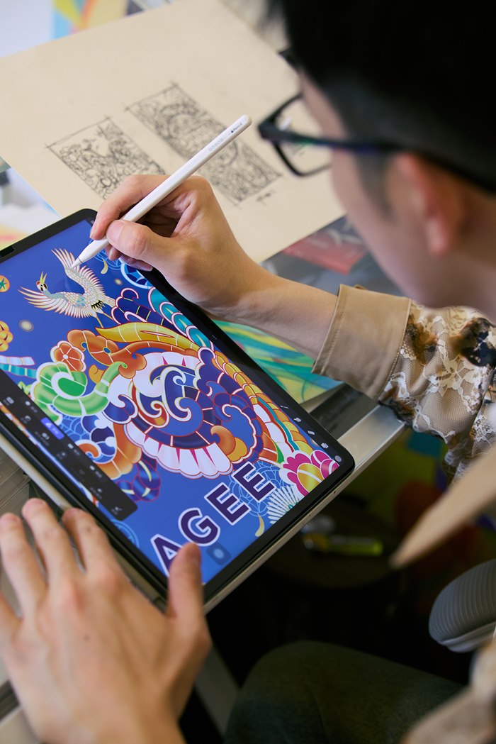 Large-scale artwork and immersive 3D display